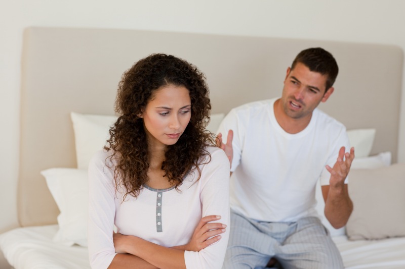 couple-arguing-on-bed